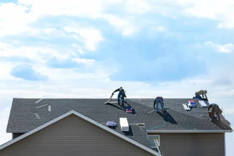 How to Pay a Roofing Contractor