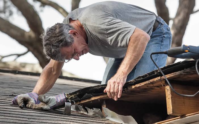 Leaking Roof in Toronto? When You Need Professional Roof Repair